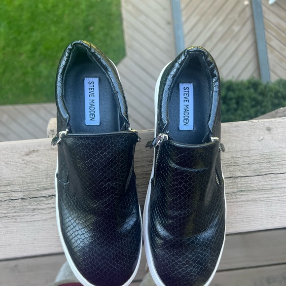 Steve Madden zipper sneaker - Picture 4 of 8